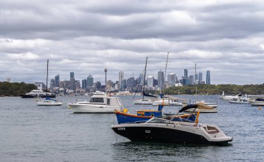 Sydney 2 Ocak 2026 'da Watsons Bay, Sydney Limanı, Avustralya' dan ön planda eğlence aracıyla ufuk çizgisi