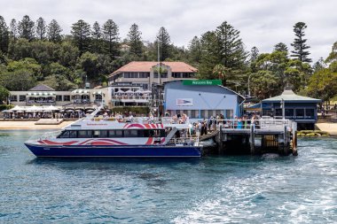 Watsons Körfezi feribot durağında 2 Ocak 2026 'da Avustralya' nın NSW kentindeki gezintiye çıkan tekne.