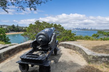 2 Ocak 2026 'da Watsons Körfezi, NSW, Avustralya' ya bakan klasik silah yerleştirme