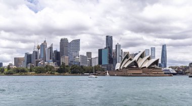 Sydney Opera Binası ve Sydney silueti 2 Ocak 2026 'da Sydney Limanı, NDSW, Avustralya' dan