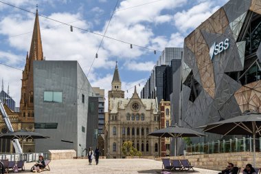 Federasyon Meydanı 15 Aralık 21025 tarihinde Melbourne, Avustralya 'daki Flinders Caddesi ve Torrens Üniversitesi Kampüs binasına bakıyor.