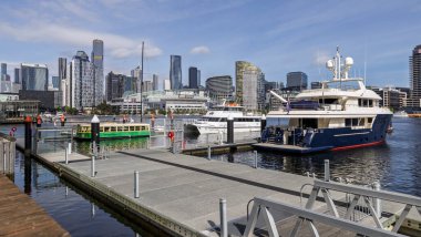 15 Aralık 2025 'te Melbourne, Avustralya' daki rıhtım iskelesinden Marvel Stadyumu ve Melbourne şehir manzarası