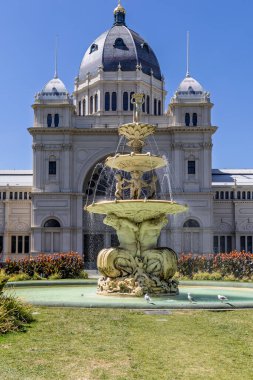 17 Aralık 2025 'te Melbourne, Avustralya' daki Carlton Gardens Kraliyet Sergisi binası ve çeşmesi.