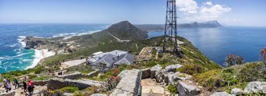 Ümit Burnu 'nun Burnu' nun tepesinden ve 7 Aralık 2024 'te Güney Afrika' nın Cape Town yakınlarındaki sahil şeridinden dramatik bir manzara.