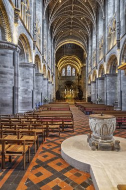 Hereford Katedrali, Herefordshire, İngiltere 'de 12 Şubat 2026' da sunağın güney ucundaki yazı tipini görüntüle