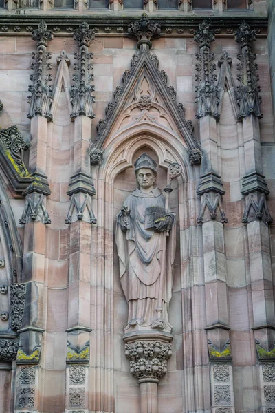 12 Şubat 2026 'da Hereford Katedrali' nin batı ucundaki Herefordshire, İngiltere 'deki dini taş heykeli kapatıldı.