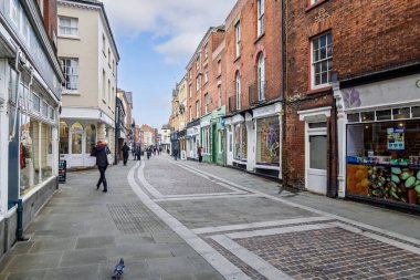 12 Şubat 2026 'da Widemarsh Caddesi, Hereford, Herefordshire, İngiltere' deki şehir merkezi mağazaları ve mağaza vitrinleri