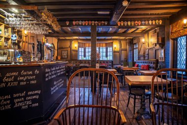 The Greenman Bar 'ın içinde, Fownhope, Herefordshire, İngiltere' de 11 Şubat 2026 'da geleneksel bir meşe ağacı barı açıldı.