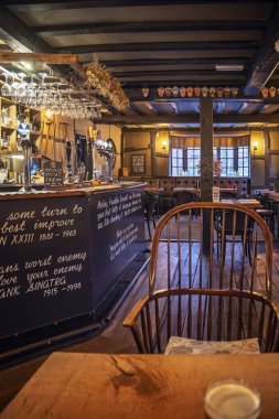 The Greenman Bar 'ın içinde, Fownhope, Herefordshire, İngiltere' de 11 Şubat 2026 'da geleneksel bir meşe ağacı barı açıldı.