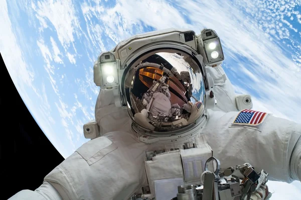 Astronot uzayda; Nasa tarafından döşenmiş bu görüntü unsurları