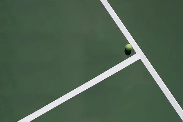 Pelota de tenis en las líneas — Foto de Stock
