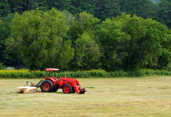 Traktor auf dem Feld — Stockfoto