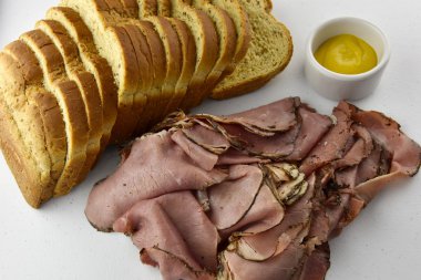 Şarküteri pastırma ile çavdar ekmeği