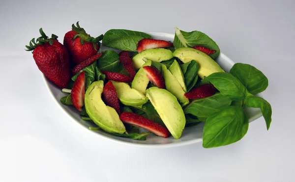 Organik avokado çilekli ıspanak salatası — Stok fotoğraf