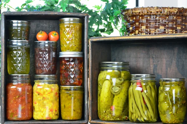 Frascos de comida enlatada em casa — Fotografia de Stock