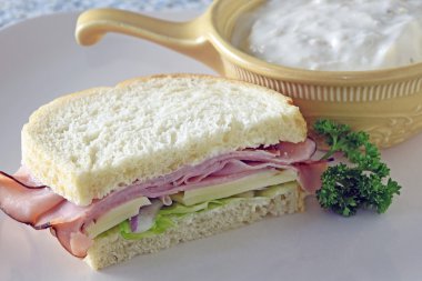 Jambonlu sandviç çorbası ile