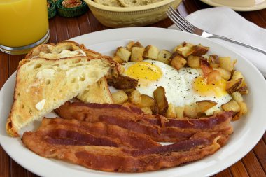 Pastırma ve yumurta kahvaltı meyve suyu ile