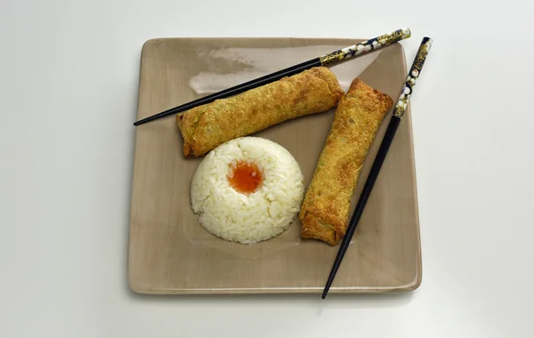 Rolos de ovo com arroz — Fotografia de Stock