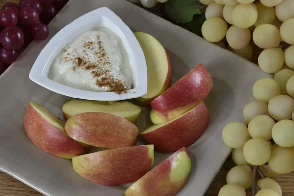 Äpfel mit Joghurt — Stockfoto