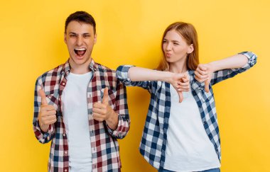 Tanımlanamayan genç çift, anlaşmazlık, erkeğin oyu, kadının oyu, sarı arka planda