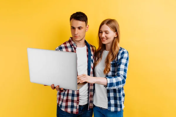 Junger Mann Und Frau Kariertem Hemd Mit Laptop Auf Gelbem — Stockfoto