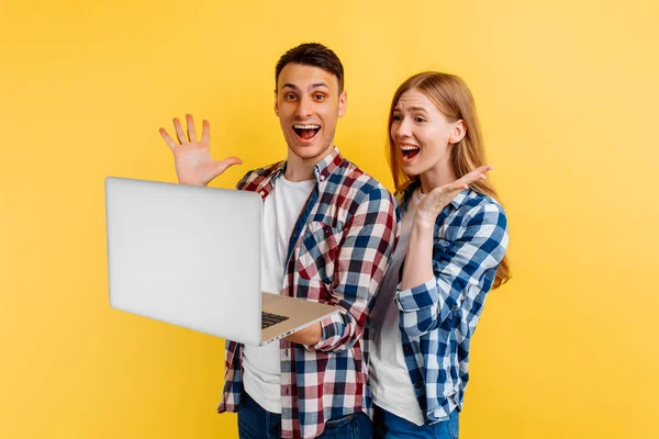 Feliz Jovem Casal Animado Homem Mulher Camisas Xadrez Falando Link — Fotografia de Stock