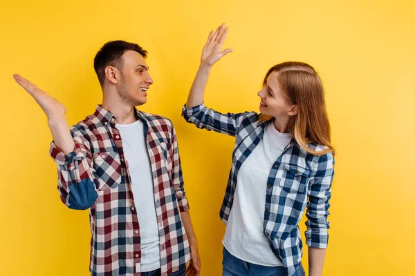 Retrato Pareja Joven Excitada Dando Cinco Alto Sobre Fondo Amarillo — Foto de Stock