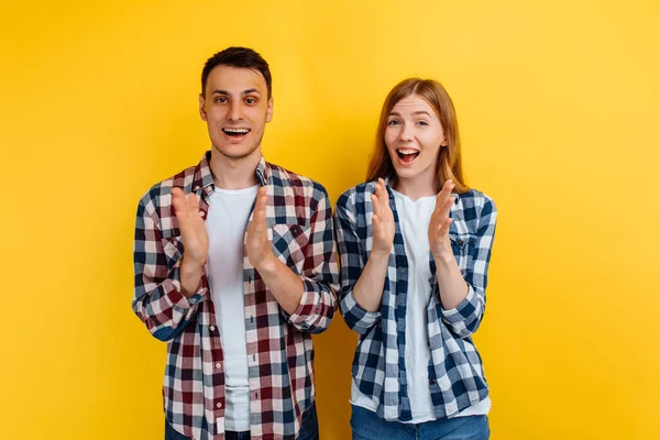 Happy Couple Man Woman Clap Hands Applaud Yellow Background — Stock Photo, Image