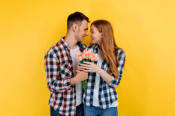 Güzel Romantik Çift Bir Buket Çiçekli Kadın Erkek Sarı Arka — Stok fotoğraf