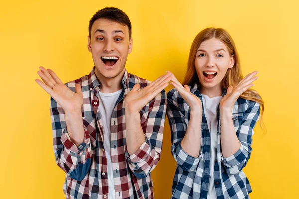 Felice Giovane Coppia Uomo Donna Che Celebrano Vittoria Mostrando Gesto — Foto Stock