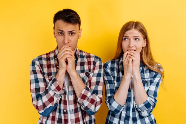 Jong Bang Bezorgde Mensen Man Vrouw Bijten Nagels Gele Achtergrond — Stockfoto