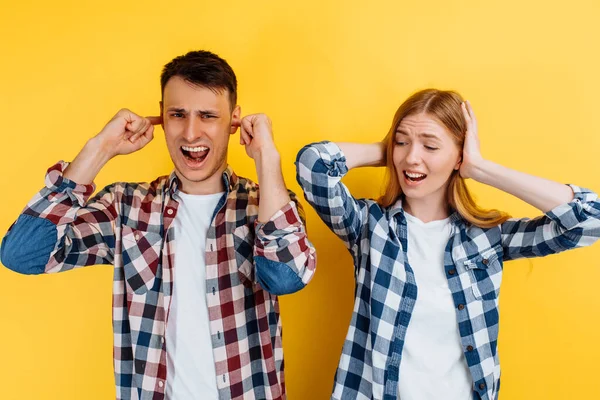 Retrato Jovens Homem Mulher Cobrindo Orelhas Com Mãos Fundo Amarelo — Fotografia de Stock