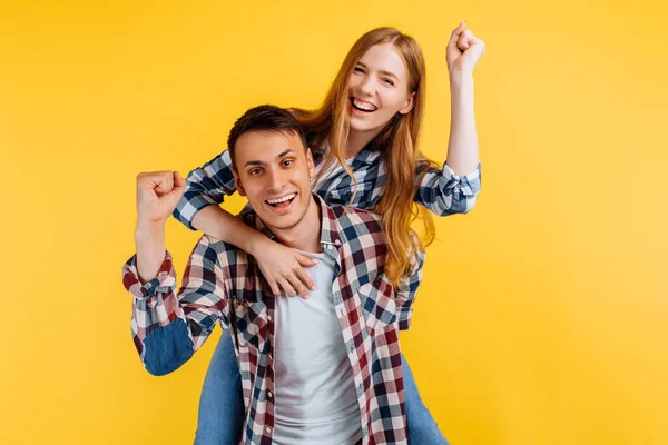 Cheerful Young Couple Man Woman Showing Victory Gesture Ride Back — Stock Photo, Image