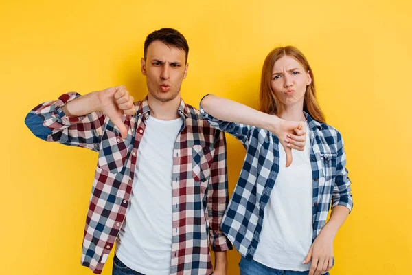 Jong Stel Toont Afkeer Gebaar Gele Achtergrond — Stockfoto