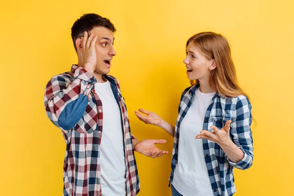 Paar Man Vrouw Ruziën Schreeuwen Tegen Elkaar Gele Achtergrond Ruzie — Stockfoto