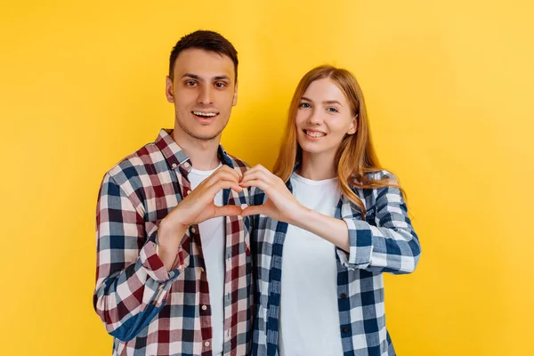 Νεαρό Ζευγάρι Άνδρας Και Γυναίκα Δείχνουν Την Καρδιά Δύο Χέρια — Φωτογραφία Αρχείου