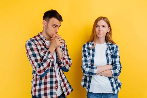 Jong Bedelen Man Bedelen Bedelen Vrouw Gele Achtergrond — Stockfoto