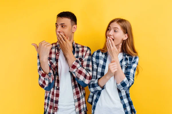 Excitado Joven Hombre Mujer Sobre Fondo Amarillo — Foto de Stock