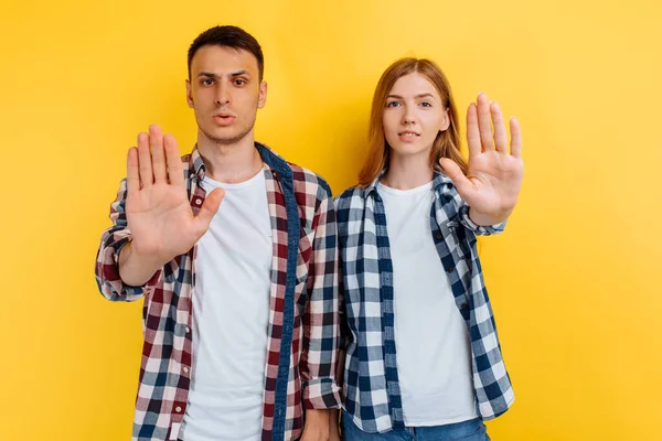 Jong Gefocust Koppel Man Vrouw Met Stop Verbied Gebaar Gele — Stockfoto