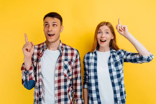 Sorprendido Pareja Joven Emocionada Hombre Mujer Tienen Una Gran Idea — Foto de Stock