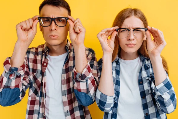 Jongeren Mannen Vrouwen Die Een Bril Dragen Voor Een Gezichtsvermogen — Stockfoto