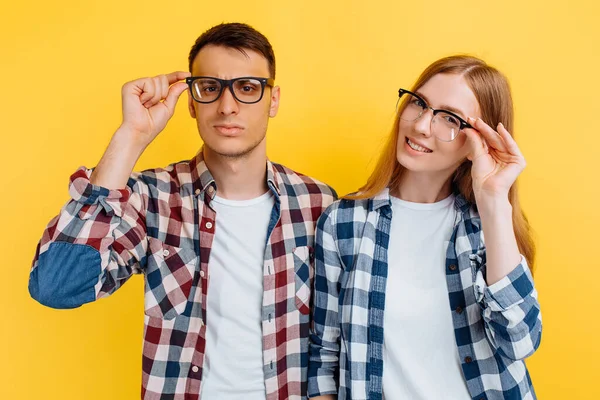 Jovens Estudantes Felizes Homem Mulher Usando Óculos Para Visão Fundo — Fotografia de Stock