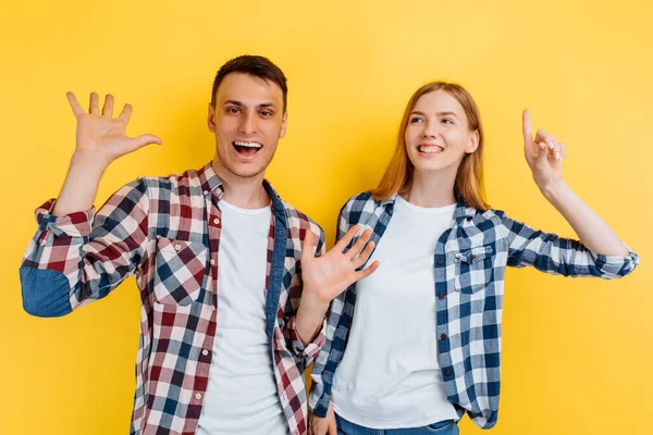 Joven Alegre Pareja Hombre Mujer Divirtiéndose Bailando Sobre Fondo Amarillo — Foto de Stock