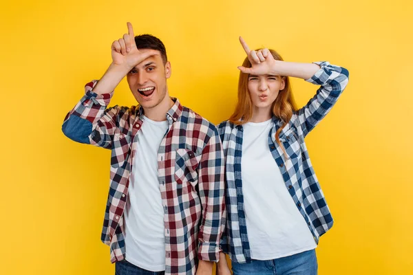 Pareja Joven Que Siente Fresca Confiada Inclinando Cabeza Mostrando Signo — Foto de Stock