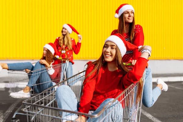 Grupo Amigos Felizes Mulheres Jovens Camisolas Natal Chapéus Papai Noel — Fotografia de Stock