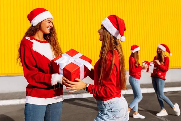 Glada Vackra Unga Kvinnor Jultröjor Och Jultomten Hattar Fira Jul — Stockfoto