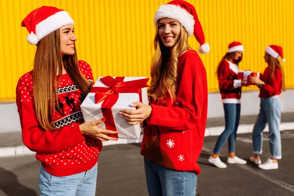 Szczęśliwe Piękne Młode Kobiety Swetrach Świątecznych Santa Claus Kapelusze Świętować — Zdjęcie stockowe