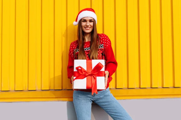 Jovem Mulher Feliz Atraente Camisola Natal Chapéu Papai Noel Com — Fotografia de Stock