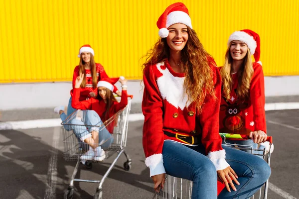 Grupo Jovens Mulheres Alegres Felizes Camisolas Natal Chapéus Papai Noel — Fotografia de Stock