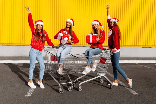 Grupo Quatro Jovens Mulheres Camisolas Natal Chapéus Papai Noel Com — Fotografia de Stock